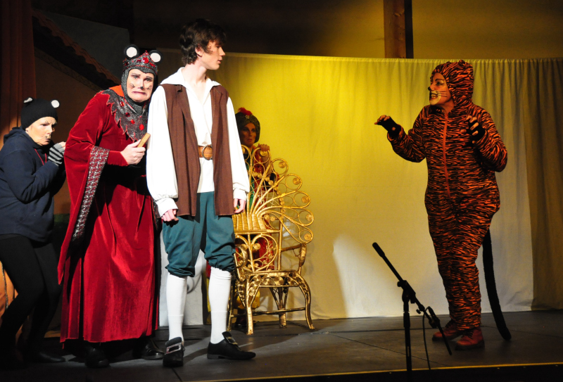 Wormtail and Queen Rat cower away from Tommy the Tiger